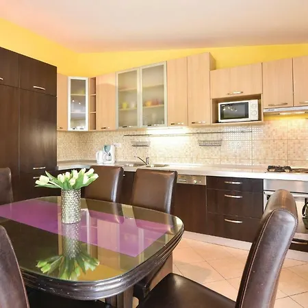 Three-bedroom In Apartment Primorski Dolac